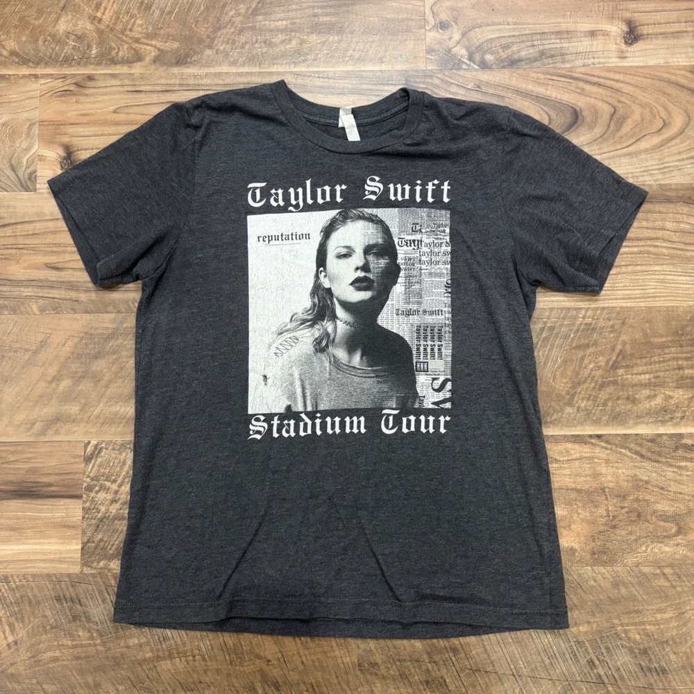 Vintage Y2K Taylor Swift T-shirt Medium Grey Reputation Stadium Tour Concert Tee